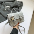 Bolso Cambridge gris con textura vintage, correa ajustable y colgante de muñeca - Plata (Con Colgante)