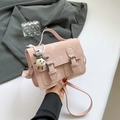 Bolso estilo Cambridge rosa en cuero sintético con lindo colgante de muñeca - Rosa con colgante
