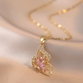 Elegante collana a farfalla dorata con gemma rosa e zirconi brillanti su raso - X1061-rosa-2