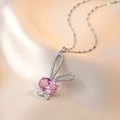 Collana con ciondolo a forma di coniglio con zircone rosa e cristalli su fondo in raso - Collana Coniglio Rosa Chiaro