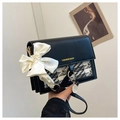 Bolso bandolera de contraste con lazo de satén blanco y letras doradas de fashion bags - Negro con bufanda de seda