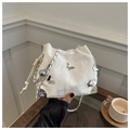 Weiße Beuteltasche mit Kordelzug, silbernen Schmetterlingen und gewebtem Kettenriemen - Weiß