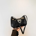 Bolso de hombro en PU negro brillante con hebilla grande de corazón con diamantes - Negro