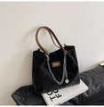 Borsa tote in pelle stropicciata nera con manici marroni e dettagli a catena argento - Nero