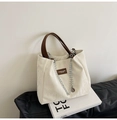 Borsa tote in pelle PU bianco crema con manici marroni e catena argentata - Bianco Sporco