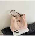 Borsa tote rosa a pieghe con spalline in pelle marrone e catena d'argento da donna - Rosa