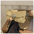 Detail der khakifarbenen Denim-Umhängetasche mit Silberverschluss und Ziernaht - Khaki