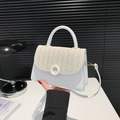 Borsa a tracolla chic in paglia e pelle bianca con elegante fibbia rotonda - Bianco