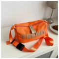Lebendige orangefarbene Nylon-Umhängetasche mit TREND-Stickerei und breitem Gurt - Orange