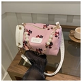 Detalle de bolso cilíndrico rosa con cadena de perlas y estampado floral de gato - Oso Rosa