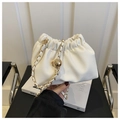 Detalle de bolso saco blanco con cordón y cadena ajustable con bola dorada metal - Blanco