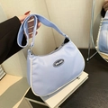 Borsa hobo in nylon celeste con piping bianco e logo, stile coreano minimalista chic - Blu