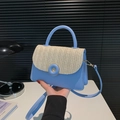 Borsa a tracolla minimalista in pelle blu cielo e paglia intrecciata per moda donna - Blu