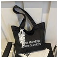 Große schwarze Canvas-Einkaufstasche mit Aufdruck und weißem Spitzen-Schleifen-Accessoire - Schwarz