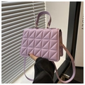 Dettaglio della borsa lilla trapuntata con motivi a triangolo e tracolla abbinata - Viola
