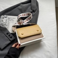 Bolso bandolera tricolor en amarillo, marrón y blanco con correa bordada ancha - Amarillo