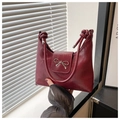 Détail d'un sac seau bordeaux avec boucle nœud en métal argenté et bandoulière corde - Bordeaux