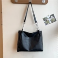 Borsa tote nera minimalista con cuciture geometriche e tracolla a catena in argento - Nero