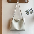 Elegante borsa tote bianco crema con cuciture geometriche e tracolla a catena argento - Bianco