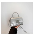 Silberne Handtasche mit Krokodilprägung in Metalloptik und Logo für Damen mit Schultergurt - Silber