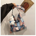 Sac fourre-tout rétro en denim patchwork avec accents roses et pendentif lapin en peluche - Rose avec pendentif