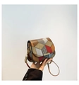 Borsa a sella patchwork multicolore con trama litchi e fibbia in metallo dorato - Rosso
