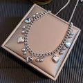 Collana in metallo argento con ciondoli a cuore e sfere lucide su catena spessa - Collana con Nappa a Cuore