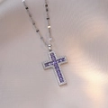Détail macro du pendentif croix en argent avec pierres violettes et zircons incrustés - Croix en Argent (Zircone Violette) (X1353)