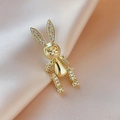 Niedliche goldene Kaninchen Brosche mit weißen Zirkonia auf Seidenhintergrund - Hasenstil (XX0001)