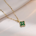 Collana in acciaio al titanio dorato con ciondolo quadrifoglio verde smeraldo e pietre - Collana Quadrifoglio (X1664)
