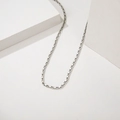Collier chaîne boîte minimaliste en acier inoxydable poli sur des marches blanches - Chaîne Box Argent (T0085)