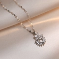 Titanium stalen ketting met bloemhanger en zirkonia op getextureerde achtergrond - Bloem Zirkoon Ketting (X1770)