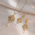 Luxuriöses Gold-Schmuckset mit Wassertropfen-Kristallen auf champagnerfarbenem Seidenstoff - Halsketten- und Ohrring-Set / Gold