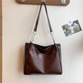 Borsa tote marrone scuro in pelle testurizzata con eleganti spalline a catena in metallo - Marrone