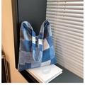 Sac fourre-tout en toile denim patchwork bleu de style rétro avec bandoulière large - Bleu