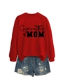 Détail du sweat rouge Gymnastics Mom avec un short en jean bleu délavé et usé - S / Rouge (Police Noire)