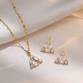 Elegante gouden titanium stalen sieradenset met geometrische zirkoon driehoek ketting en oorbellen - Driehoekige Zirkonia Ketting & Oorbellen Set