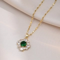 Collier en titane plaqué or 18 carats avec pendentif fleur vert émeraude et zircons - X1678 Collier Fleur Trèfle Émeraude