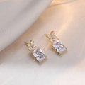 Elegante geometrische gouden oorbellen met zirkoon op champagnekleurige zijde - Goud (Zirconia Geometrisch)