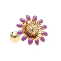 Makroaufnahme von lila Gänseblümchen-Hantel-Ohrring mit Emaille und goldenem Zentrum - Lila 18k (EGD0203)