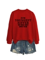 Detail eines roten Sweatshirts mit schwarzem Slogan und Rippbündchen für Damen - S / Hellrot (Schwarze Schrift)