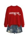 Detail eines roten Sweatshirts mit amen-Aufdruck und Distressed-Denim-Shorts - S / Rotes Sweatshirt (Weiße Schrift)