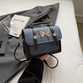 Bolso bandolera vintage de cuero marrón y mezclilla azul con logo de mariposa plateada - Azul y Café