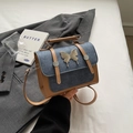 Bolso bandolera vintage de cuero marrón con solapa de mezclilla azul y mariposa - Azul y Marrón