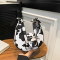 Borsa a mezzaluna con stampa mucca, tracolla regolabile e finiture in metallo oro - Stampa mucca