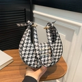 Borsa a mezzaluna classica in pied-de-poule bianco e nero con fibbie in metallo oro - Houndstooth