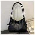 Detalle del bolso tote de cuero sintético negro con textura plisada y letras grabadas - Negro