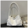 Primer plano del bolso tote de piel blanca plisada con nudos y letras grabadas - Blanco