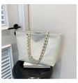 Détail du sac cabas blanc avec coutures géométriques et bandoulière chaîne dorée - Blanc