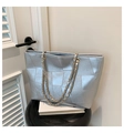 Détail du sac cabas argenté avec cuir patchwork géométrique et chaînes dorées - Argenté